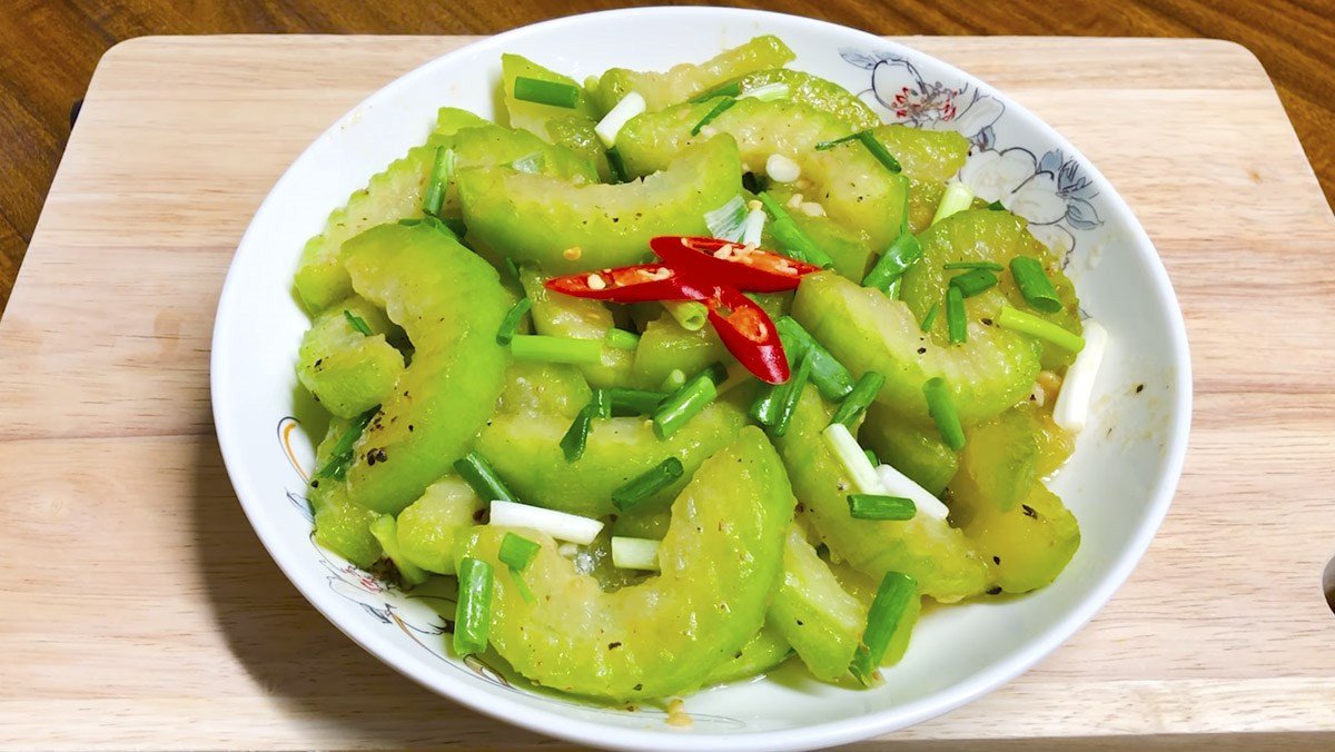 Thực hiện cách xào bí đao tỏi tại nhà