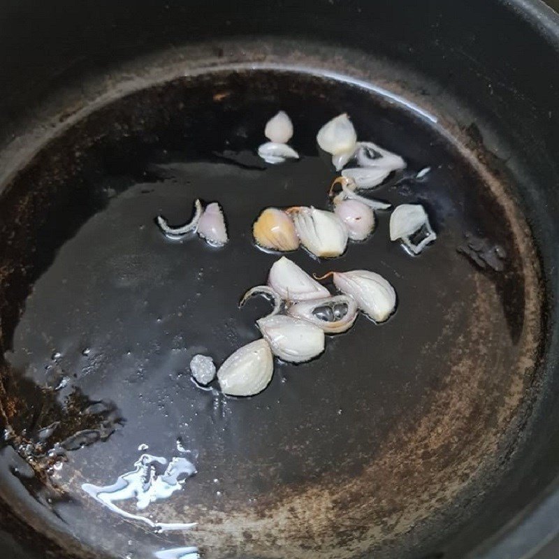 Thực hiện cách xào nấm bào ngư chay trên chảo nóng