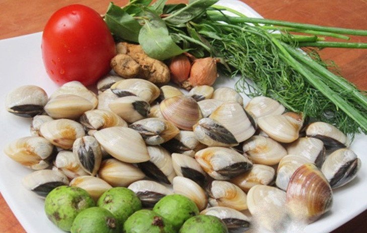 Thực hiện canh ngao chua quả sấu chuẩn vị