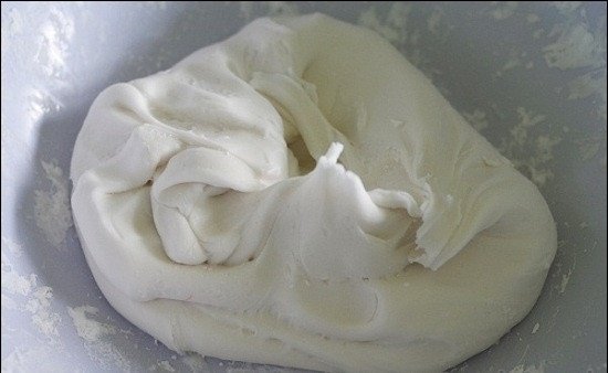 Thực hiện công đoạn nhào bột nếp để có vỏ bánh mochi mềm dẻo.