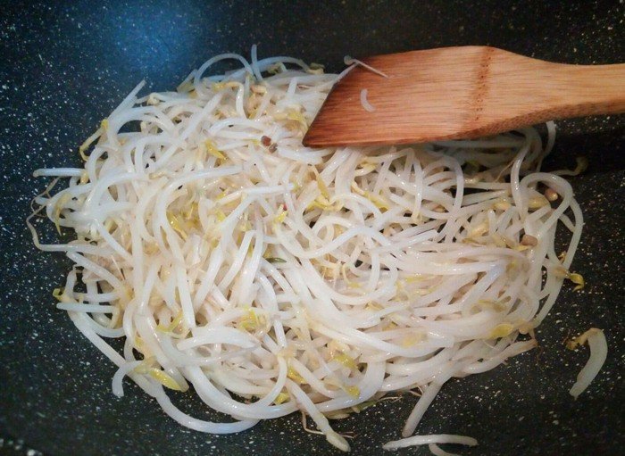 Thực hiện kỹ thuật xào giá đỗ trên chảo nóng để giữ độ giòn