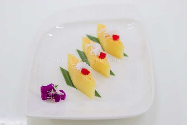 Thưởng thức bánh khoai mì hấp cùng trà nóng