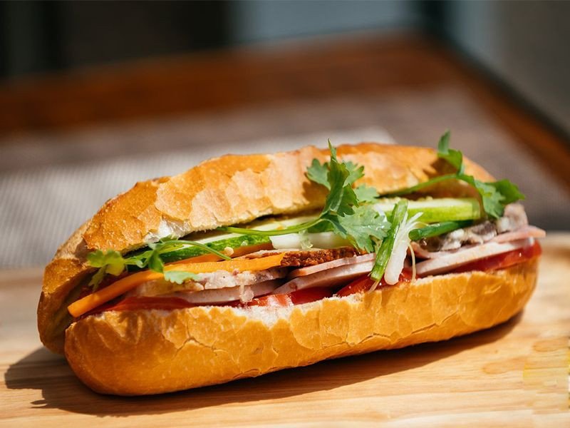 Thưởng thức bánh mì đặc ruột một cách thông minh giúp kiểm soát lượng calo và cân nặng hiệu quả.