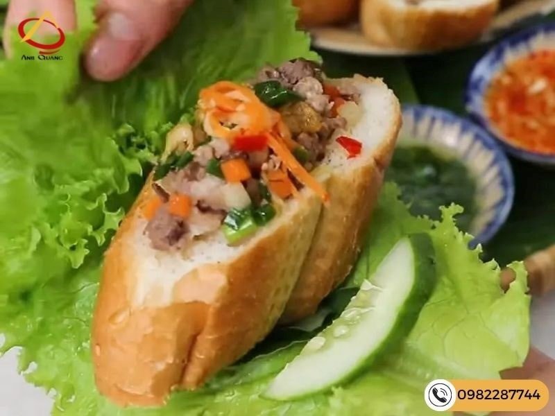 Thưởng thức bánh mì hấp cùng rau sống tươi mát