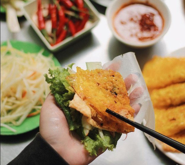 Thưởng thức bánh xèo giòn rụm với rau sống và nước chấm