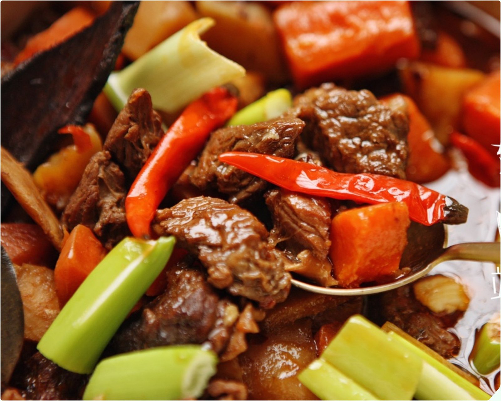 Thưởng thức bò kho cùng bánh mì giòn tan, một sự kết hợp hoàn hảo cho bữa sáng