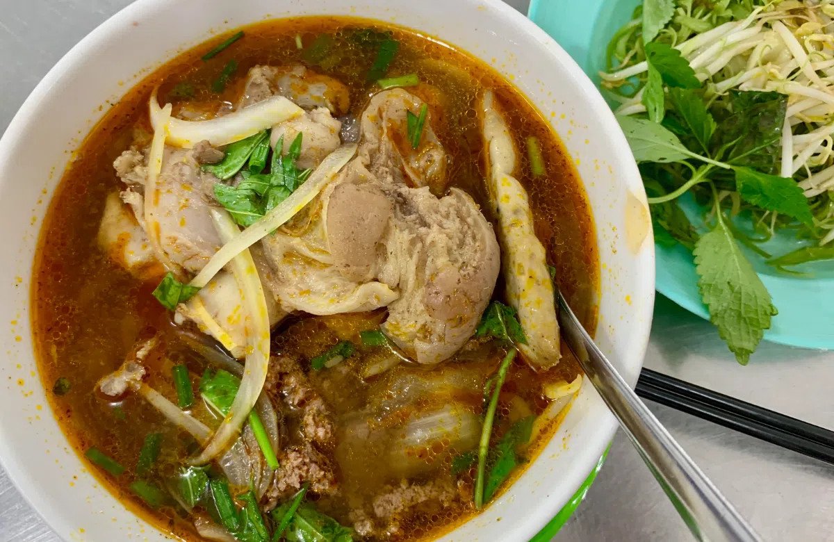 Thưởng thức bún bò Huế đúng cách để duy trì cân nặng