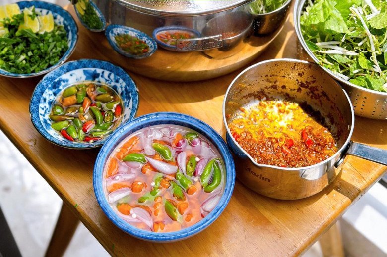 Thưởng thức bún sườn bò cùng rau sống và gia vị