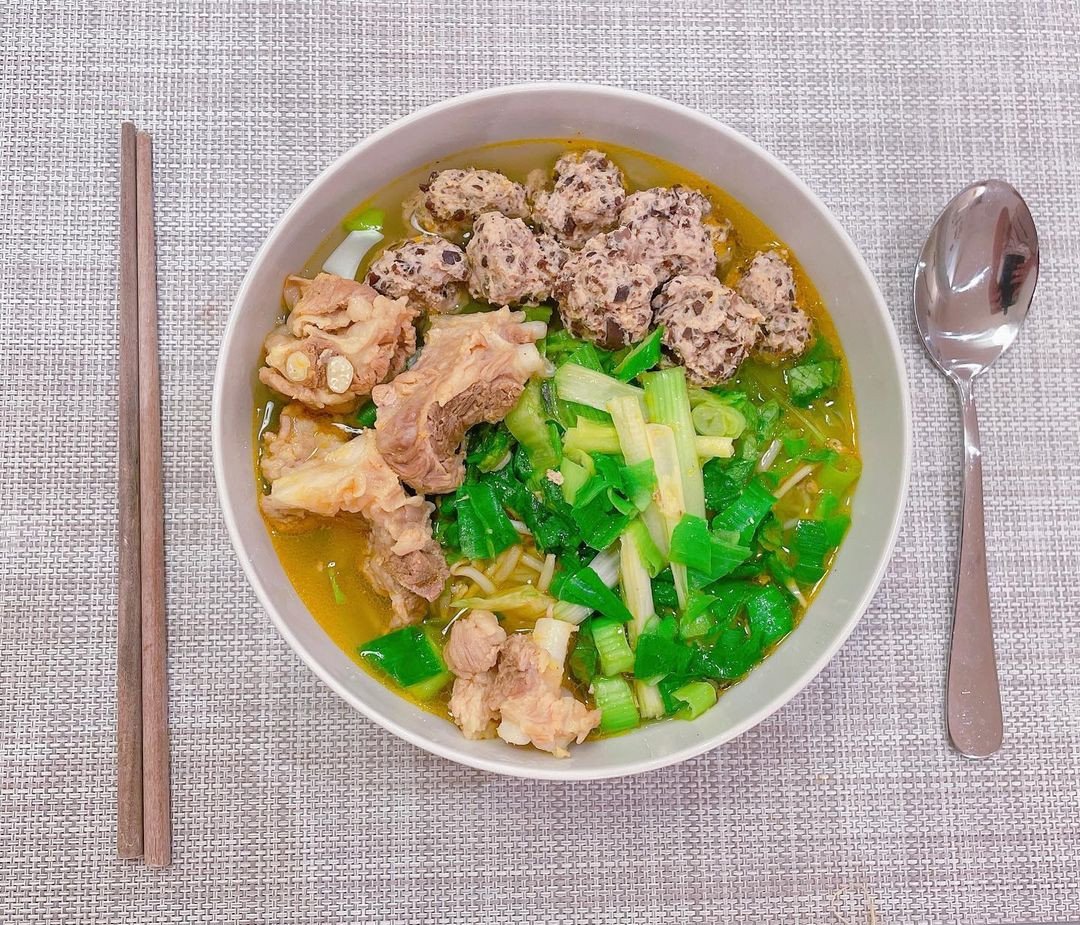 Thưởng thức bún sườn chua dứa nóng hổi, thanh mát tại nhà