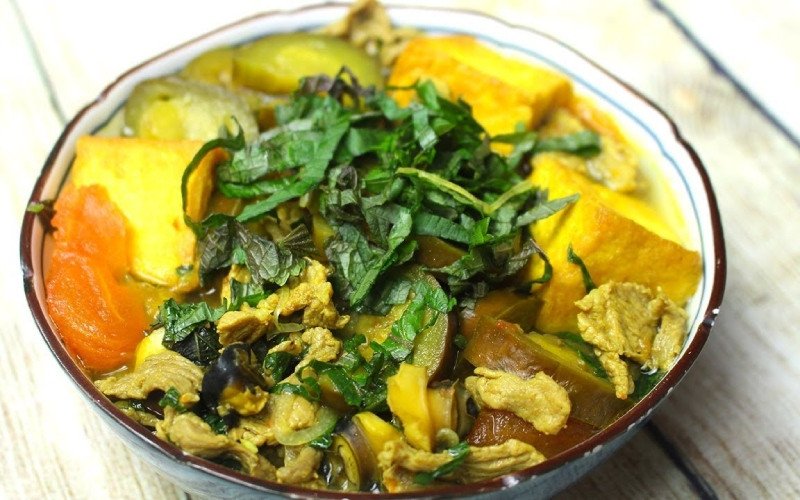 Thưởng thức canh cà xanh cùng cơm hoặc bún