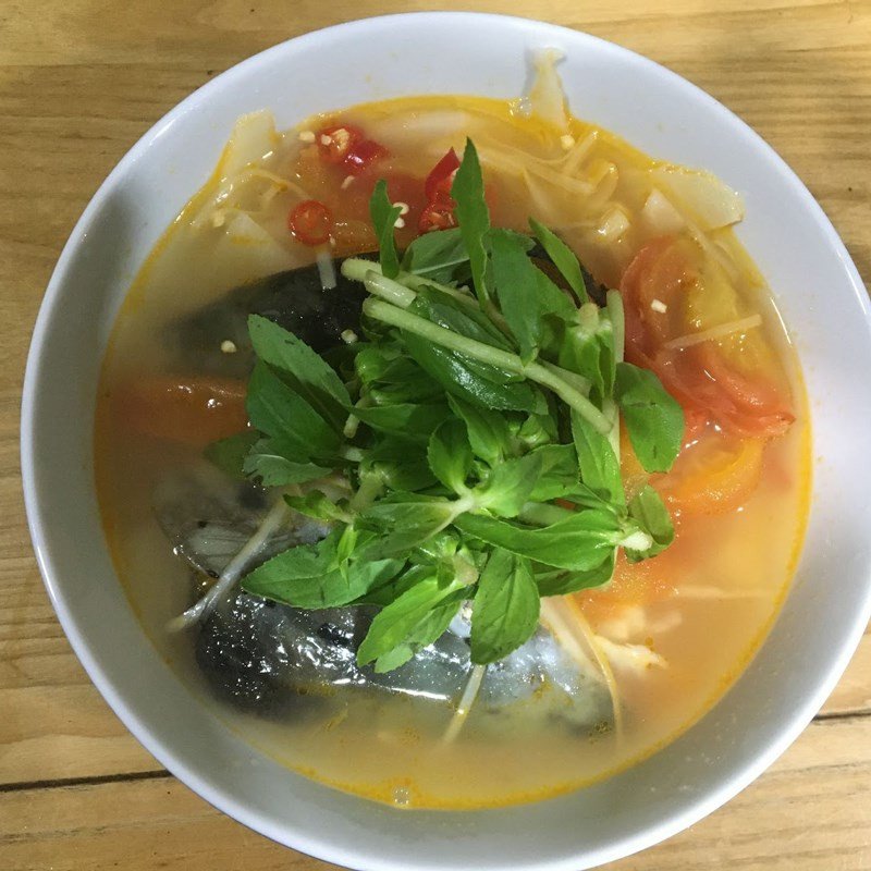 Thưởng thức canh đầu cá hồi măng chua nóng hổi cùng cơm
