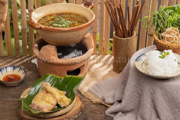 Thưởng thức canh lá giang biến tấu thành lẩu với rau sống