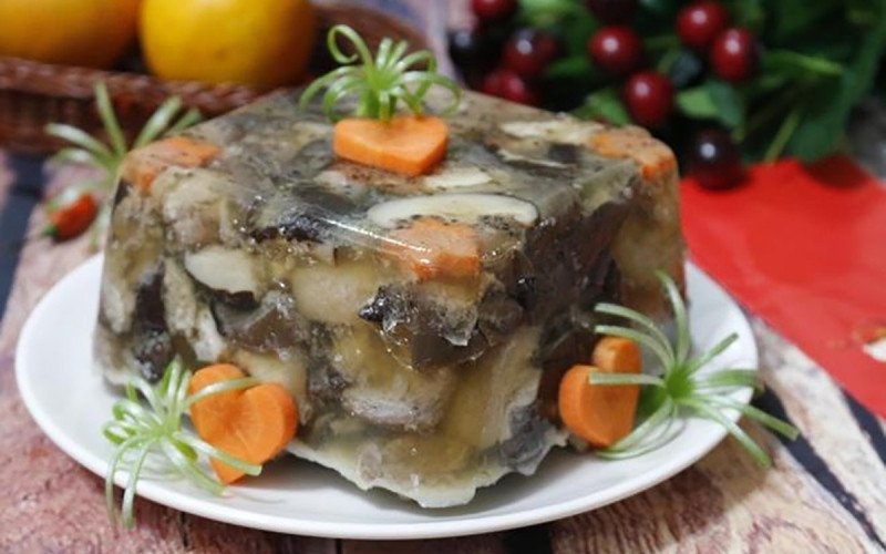 Thưởng thức chân giò nấu đông với cơm nóng và dưa chua