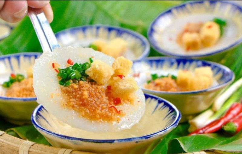 Thưởng thức đĩa bánh bèo nhân khô cùng nước chấm đặc trưng.