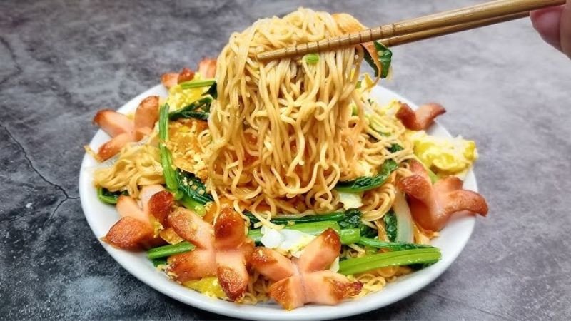 Thưởng thức đĩa mì xào Hảo Hảo hấp dẫn, chuẩn vị Saigonese Baguette