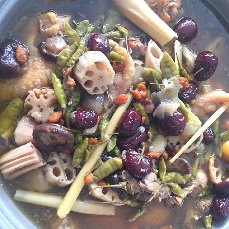 Thưởng thức gà ớt xiêm xanh cùng bún và rau