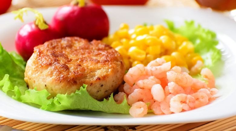 Thưởng thức món chả tôm thịt nóng hổi ăn kèm bún, rau sống và nước chấm chua ngọt