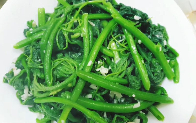 Thưởng thức món ngọn bí xào tỏi dân dã