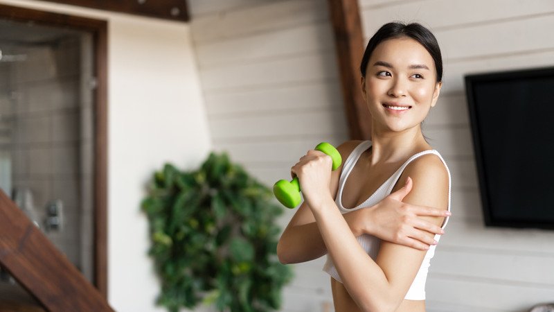 Thưởng thức nem nướng cùng rau sống để cân bằng dinh dưỡng