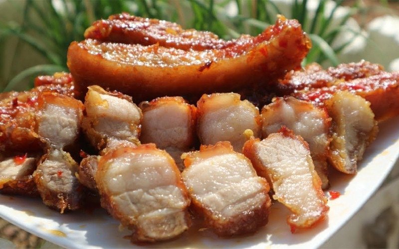 Thưởng thức những miếng thịt heo chiên giòn ngon miệng cùng nước chấm