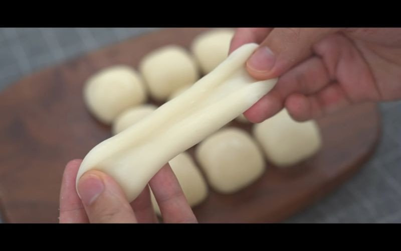 Thưởng thức những viên bánh mochi không nhân mềm mại, hương vị sữa dịu nhẹ