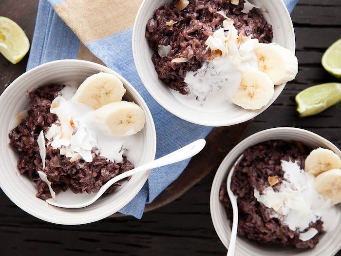 Thưởng thức sữa chua nếp cẩm mát lạnh