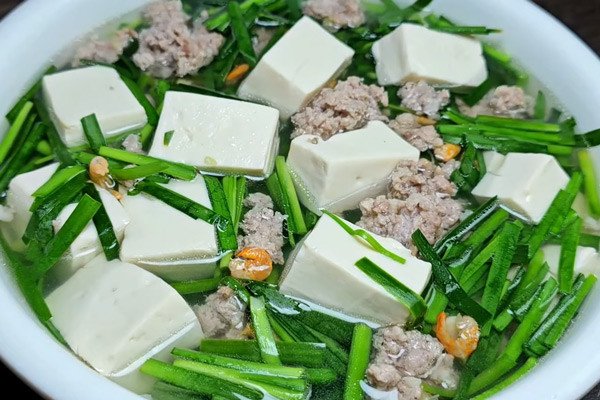 Thưởng thức tô canh hẹ trứng nóng hổi, bổ dưỡng cùng cơm trắng