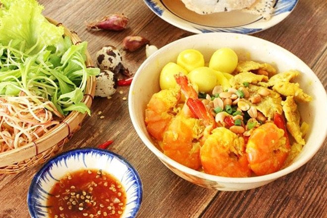 Thưởng thức tô mì Quảng thịt heo nóng hổi chuẩn vị