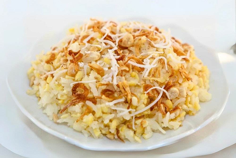 Thưởng thức xôi đậu xanh với đậu phộng và muối mè sẽ giúp món ăn ngon hơn