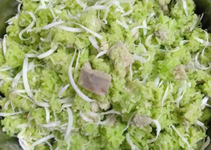 Thưởng thức xôi khoai môn cùng dừa sợi và nước cốt dừa