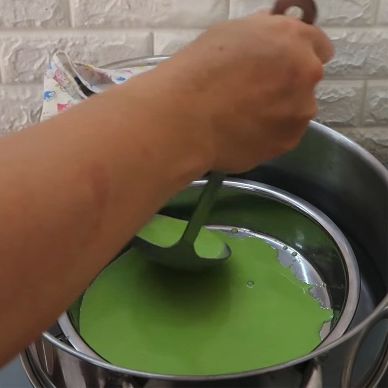 Tiếp tục hấp các lớp bánh da lợn tiếp theo