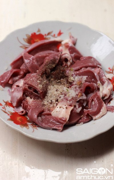 tim heo đã thái lát và ướp gia vị