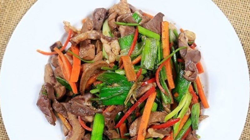 Tim lợn xào cần tỏi đơn giản, giòn dai, cực ngon