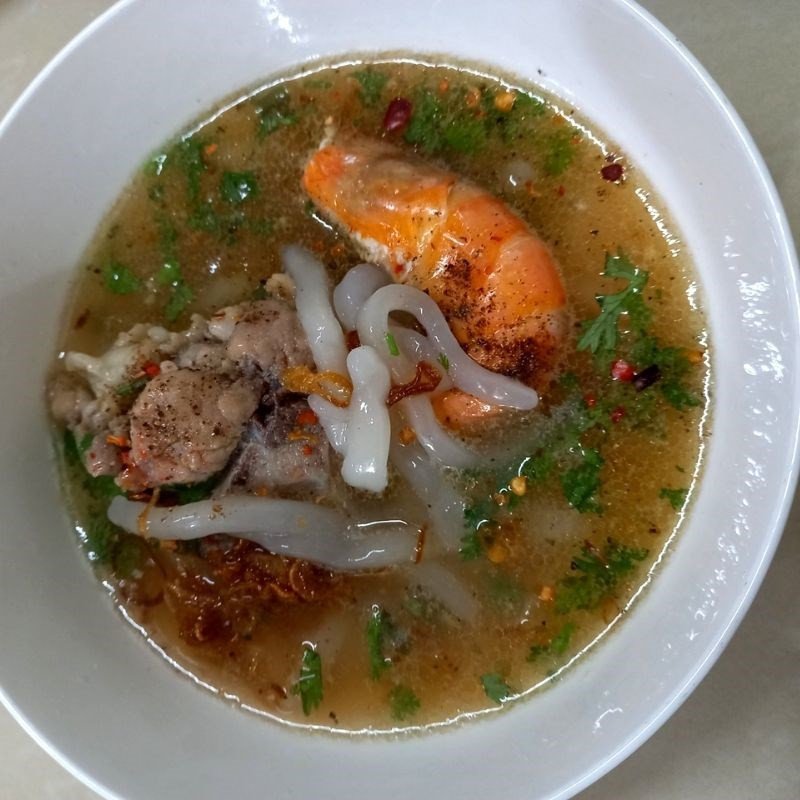 Tô bánh canh bột lọc xương heo thành phẩm đã sẵn sàng để thưởng thức