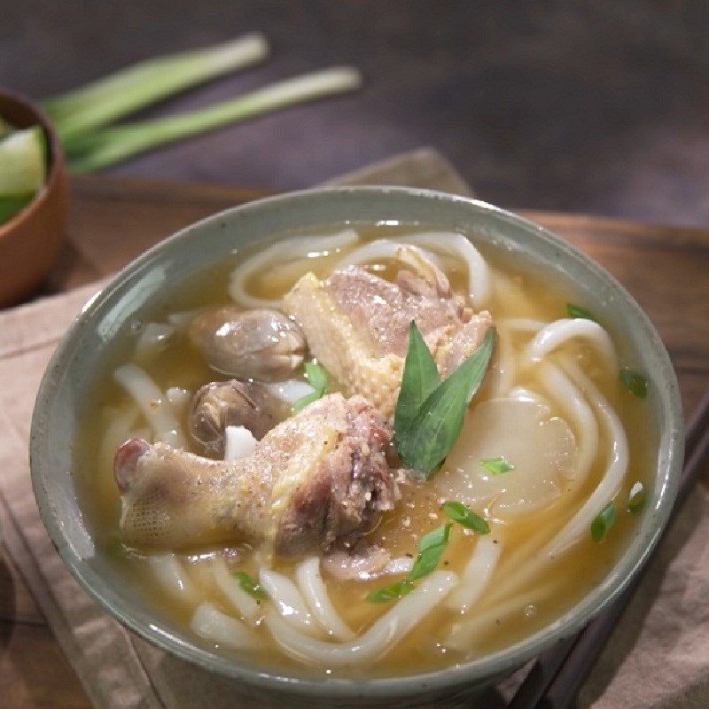 Tô bánh canh vịt nóng hổi sẵn sàng để thưởng thức