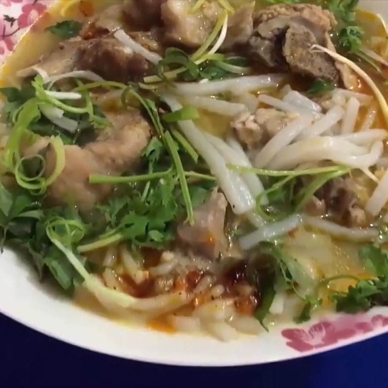 Tô bánh canh xương heo hoàn chỉnh với sợi bánh dai và nước dùng ngọt thanh