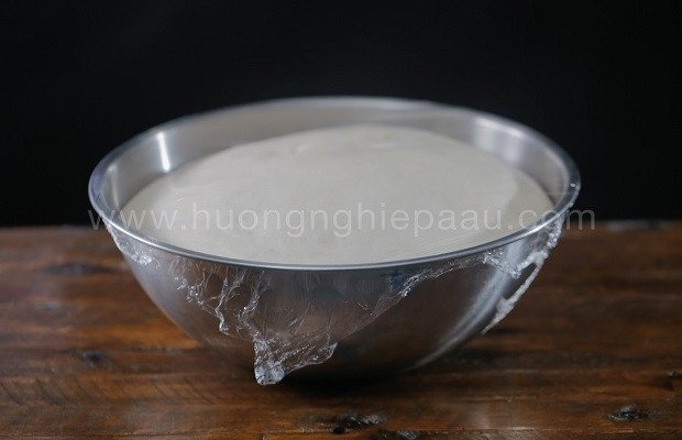 Tô bột bánh tiêu đang ủ kín chuẩn bị nở