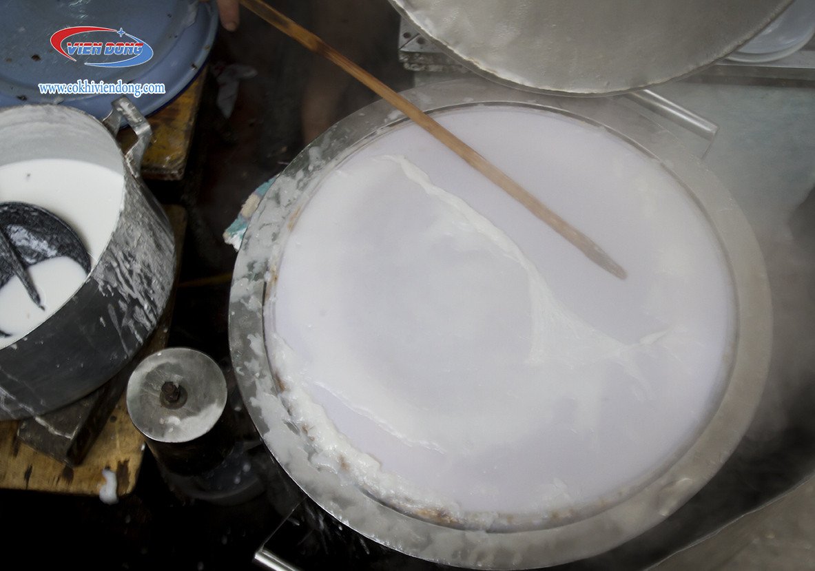 Tô bột làm bánh cuốn đã được pha chế sẵn sàng cho quá trình tráng bánh.