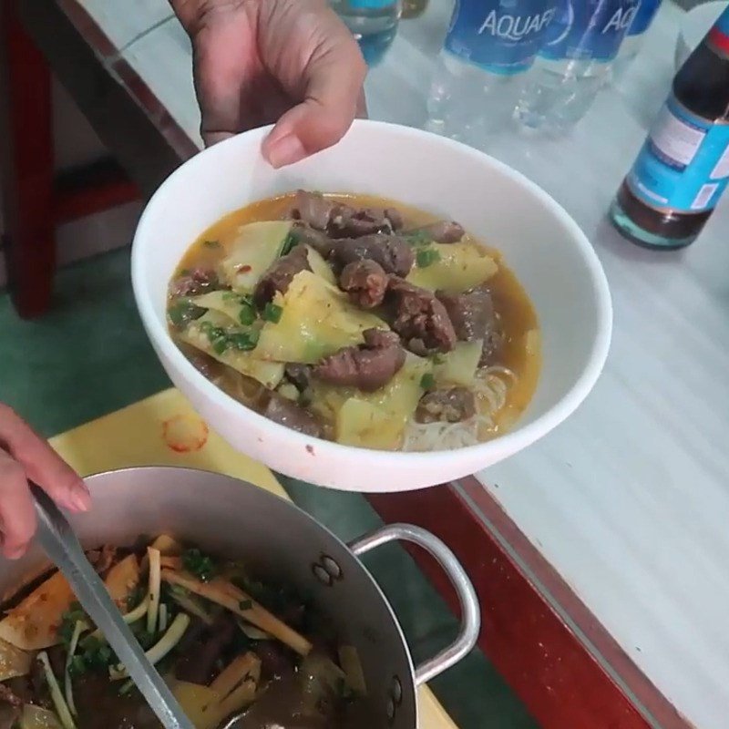Tô bún bò gân thành phẩm với đầy đủ rau thơm và nước dùng đậm đà