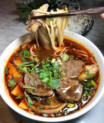 Tô bún bò miền Nam hấp dẫn