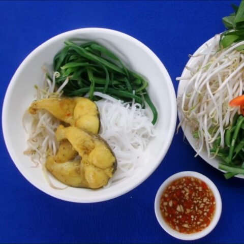 Tô bún cá lóc đầy đủ topping, sẵn sàng thưởng thức