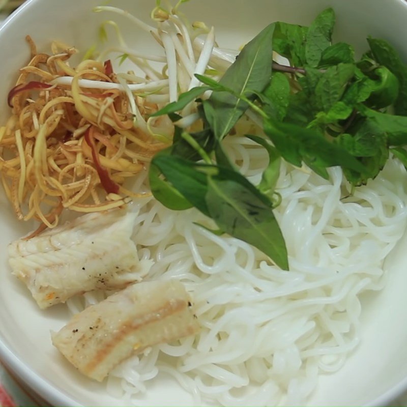 Tô bún cá lóc tôm tươi hấp dẫn với nhiều topping