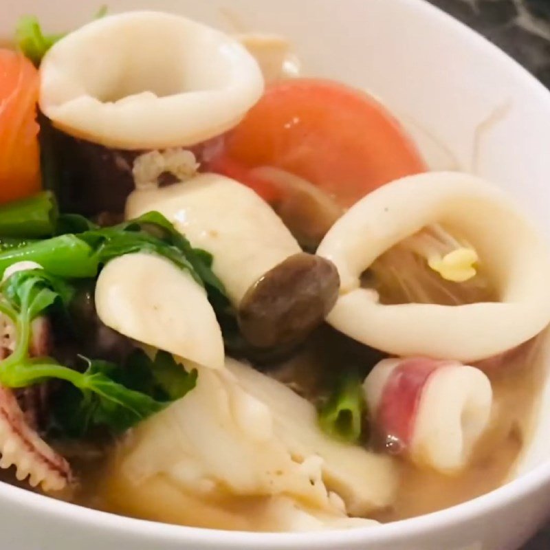 Tô bún hải sản nóng hổi thơm ngon đã hoàn thành