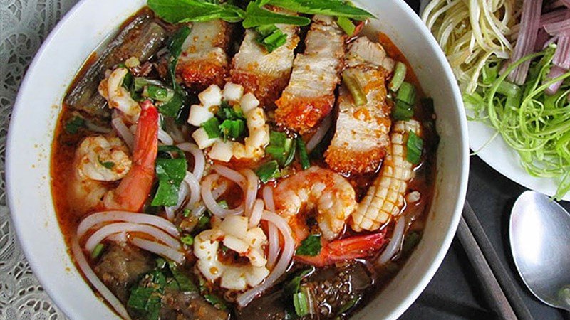 Tô bún mắm hấp dẫn với nước dùng đậm đà, minh họa cách nấu nước dùng bún ngon tại nhà
