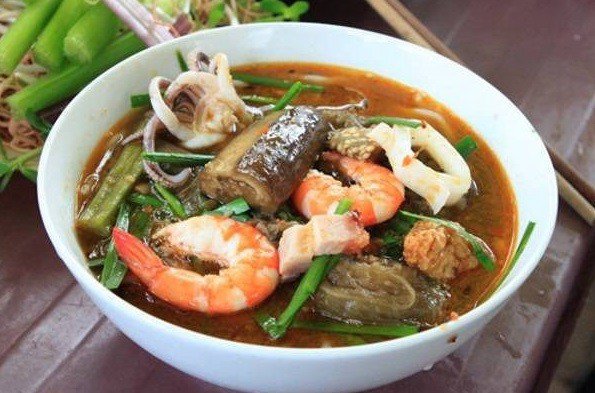 Tô bún mắm miền Tây nóng hổi với đầy đủ tôm, mực, thịt heo quay và rau ăn kèm