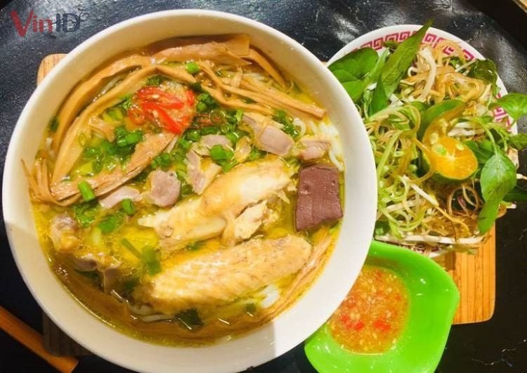 Tô bún măng gà nóng hổi, chuẩn vị truyền thống