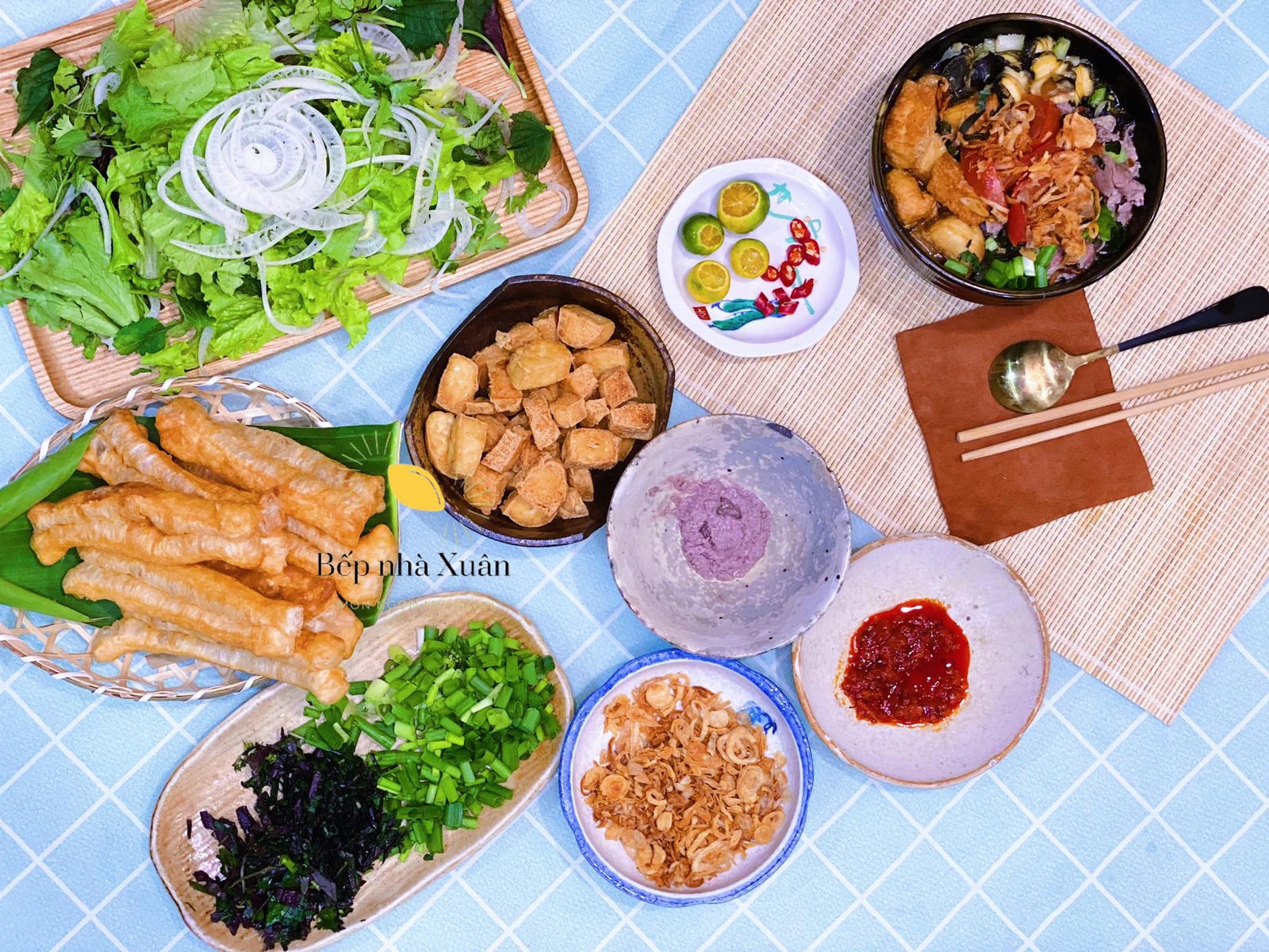 Tô bún ốc Hà Nội với đầy đủ topping