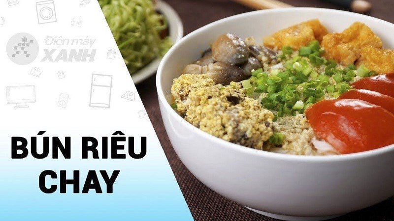 Tô bún riêu chay với màu sắc bắt mắt từ cà chua và riêu đậu
