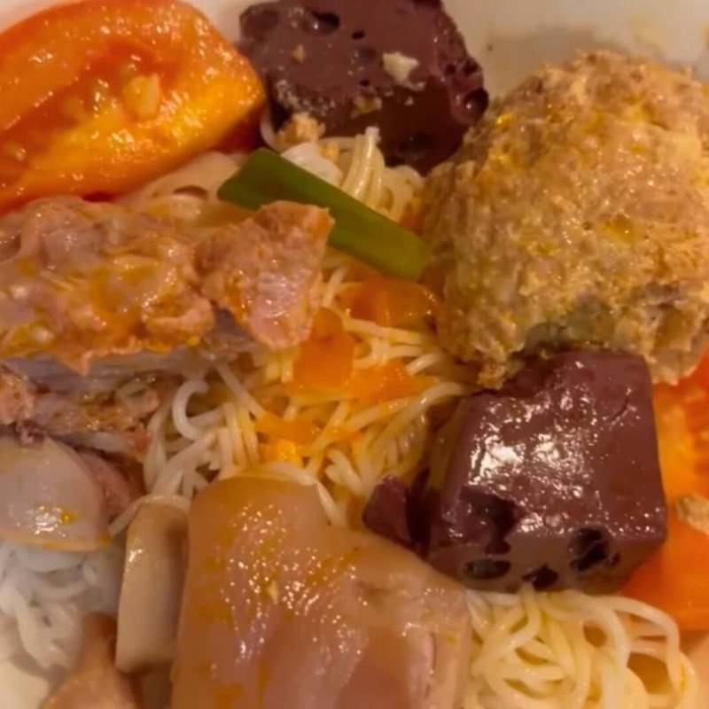 Tô bún riêu giò heo nóng hổi, thơm lừng với riêu cua và giò heo