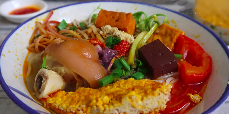 Tô bún riêu xương heo thơm ngon, đầy đủ topping hấp dẫn
